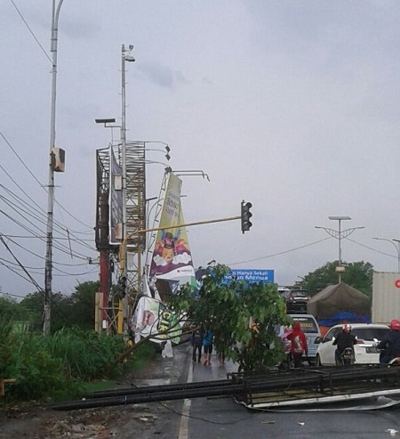  Cirebon Diterjang Angin Puting Beliung, Sejumlah Reklame Tumbang