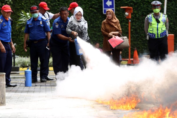  FOTO: 600 Pegawai CIMB Niaga Ikuti Simulasi Penanggulangan Kebakaran