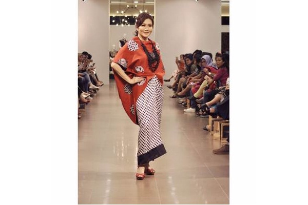  Dara Pamerkan 10 Koleksi Batik di Fashion Legacy