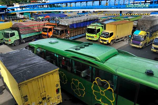  Arus Penyeberangan di Selat Sunda Terhambat Gelombang Tinggi