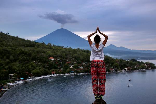  Turis Rusia Ini Nikmati Wisata Erupsi Gunung Agung