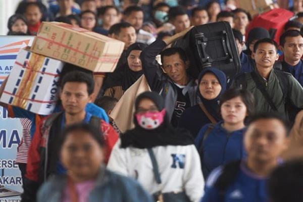  TERENDAM BANJIR :  Tiga KA Menuju Semarang Telat