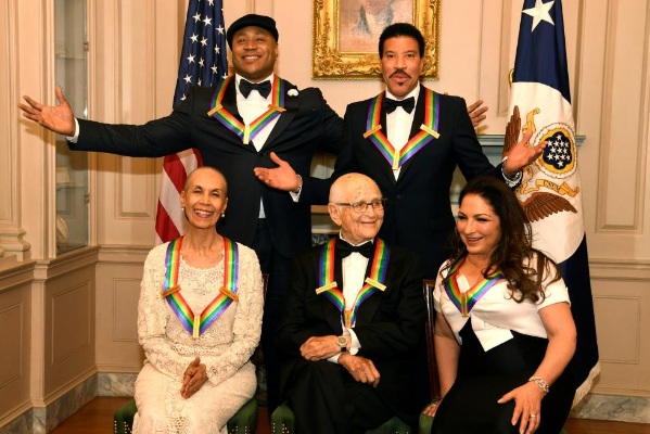  Lionel Richie, Gloria Estefan dan 3 Tokoh Seni Lainnya Dapat Anugerah Kennedy Center