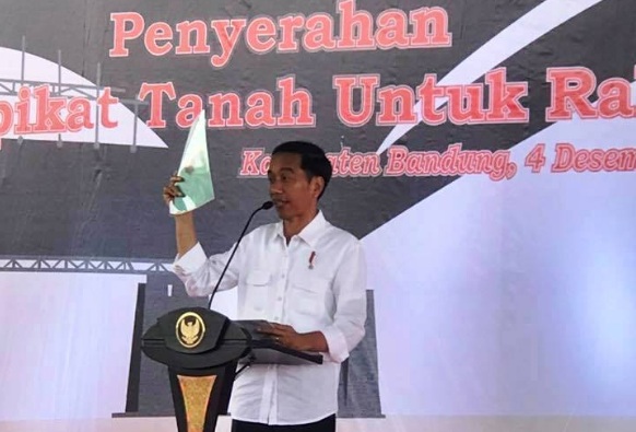 Presiden Joko Widodo menunjukkan sertifikat tanah untuk rakyat saat menyampaikan pidato di Soreang, Kabupaten Bandung, Jawa Barat, hari ini/Istimewa