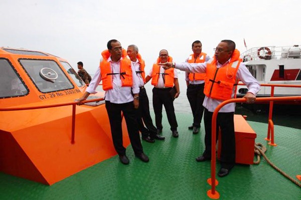   KESELAMATAN PELAYARAN  : Gurihnya Bisnis Pandu di Selat Malaka