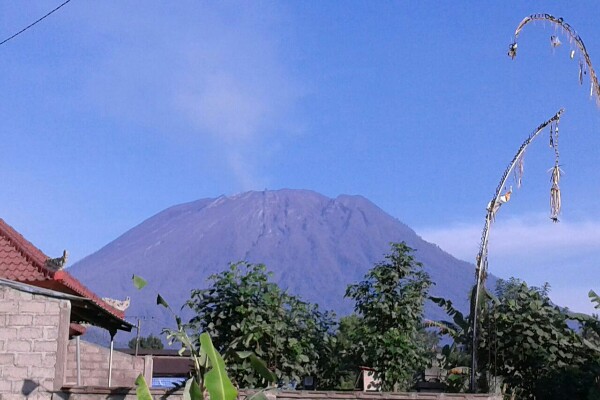  Gunung Agung Lebih Tenang, Lelehan Lava di Kawah Masih Berlangsung