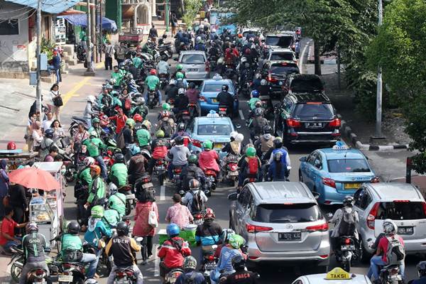  Penggunaan Bahu Jalan Untuk Parkir