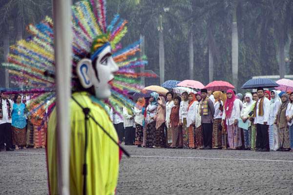 Pegawai Pemprov DKI Jakarta mengikuti upacara peringatan HUT DKI Jakarta ke-490 di Monas, Jakarta, Kamis (22/6)./Antara-Aprillio Akbar