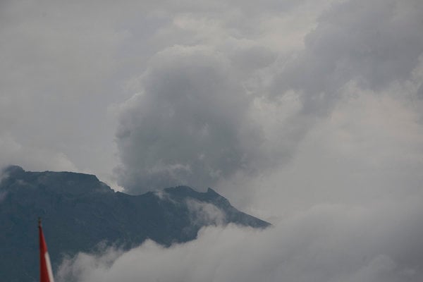  Gunung Agung Alami Pengerutan Akibat Berkurangnya Tekanan