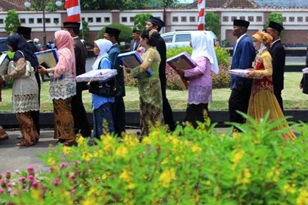  Ini Syarat Nikah Massal Anies-Sandi