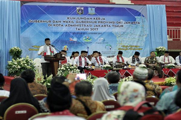  Anies Baswedan Pakai Syal Bendera Palestina-Indonesia Saat Temui Warga