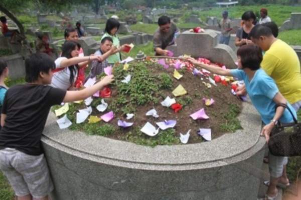  Tanah Makam Sulit, Nisan Virtual Jadi Pilihan Warga Hong Kong