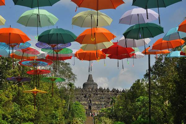  Borobudur Diterangi Warna Oranye