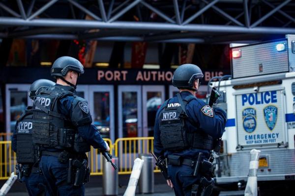 Petugas polisi terlihat berada di luar Terminal Bus Otoritas Pelabuhan New York, setelah dilaporkan  sebuah ledakan di New York City/Reuters