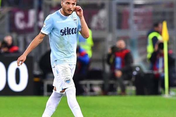 Ujung tombak Lazio Ciro Immobile meninggalkan lapangan setelah menerima kartu merah saat timnya taklu 1-3 dari Torino./Ledger Inquirer
