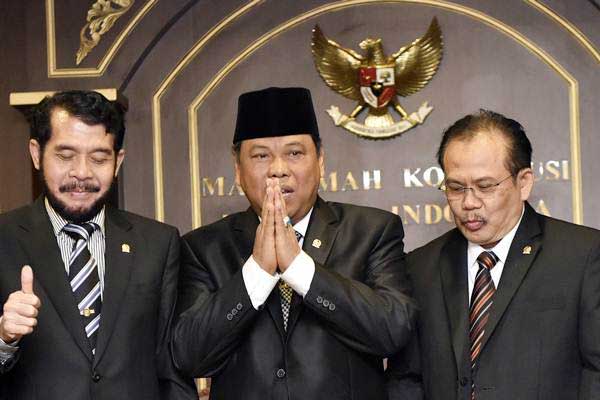 Ketua Mahkamah Konstitusi (MK) Arief Hidayat (tengah) bersama Wakil Ketua Anwar Usman (kiri) serta Hakim Konstitusi Aswanto memberikan keterangan pers seusai pemilihan Ketua MK di Gedung Mahkamah Konstitusi, Jakarta, Jumat (14/7)./ANTARA-Wahyu Putro A