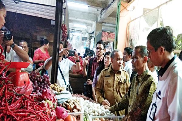 Kepala Badan Pengkajian dan Pengembangan Perdagangan Kemendag, Kasan (paling kanan) dan Kepala Badan Ketahanan Pangan Kementerian Pertanian Agung Hendriadi (kedua kanan), sedang melakukan pengecekan harga bahan pangan di Pusat Pasar Medan, Selasa 12 Desember 2017./JIBI - Yoseph Pencawan