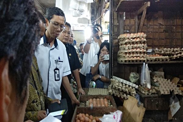 Kepala Badan Pengkajian dan Pengembangan Perdagangan Kemendag, Kasan (ketiga kiri), sedang melakukan pengecekan harga bahan pangan di Pusat Pasar Medan, Selasa 12 Desember 2017. - JIBI / Yoseph Pencawan