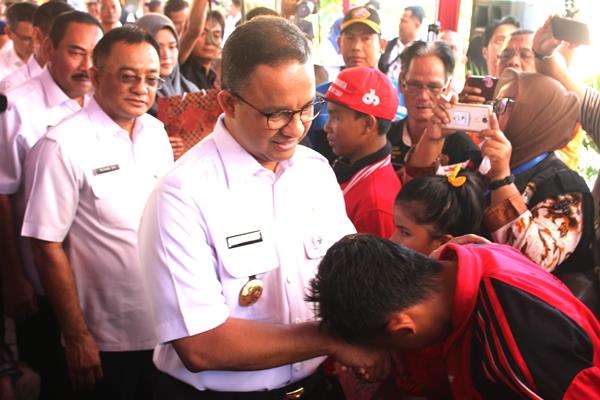  Anies Tinjau Perbaikan Tanggul Jati Padang