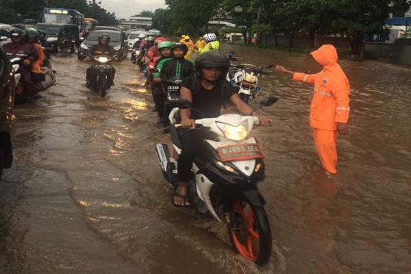  Rumah Warga yang Memakan Bibir Sungai Penyebab Banjir, Kata Anies