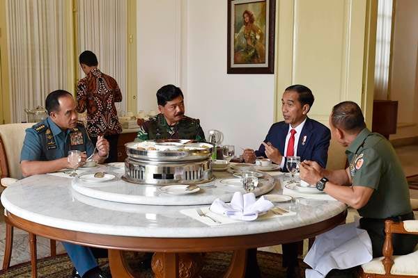  Presiden Jokowi Makan Siang Bersama Hadi Tjahjanto