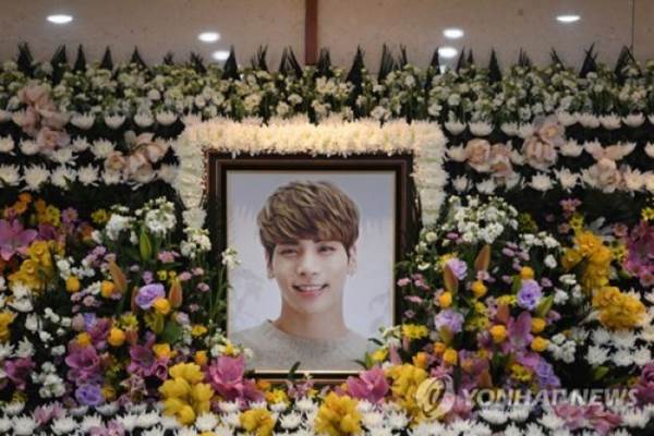  Para Bintang K-Pop Antar Jonghyun SHINee ke Pemakaman