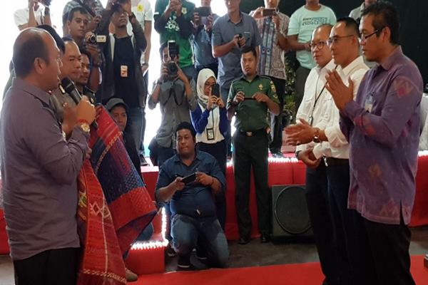  Seiring Program Lisdes, Bupati Taput Juga Minta PLN Bantu Terangi Jalan