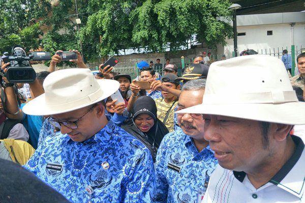  Saat Lulung Beri \"Topi Koboy\" Ke Anies di Tanah Abang