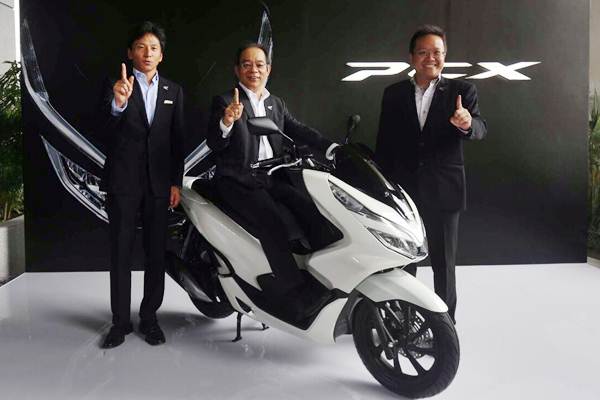 Marketing Director Astra Honda Motor (AHM) Shigeto Kimura (dari kiri), President Director Toshiyuki Inuma dan Marketing Director Thomas Wijaya memperkenalkan All New Honda PCX 150 di Jakarta, Rabu (13/12)./JIBI-Nurul Hidayat 