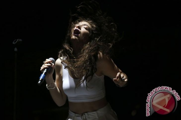  Lorde Batalkan Konser di Israel