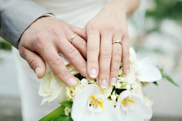  Cincin Pertunangan Lambang Kepemilikan dan Cinta 