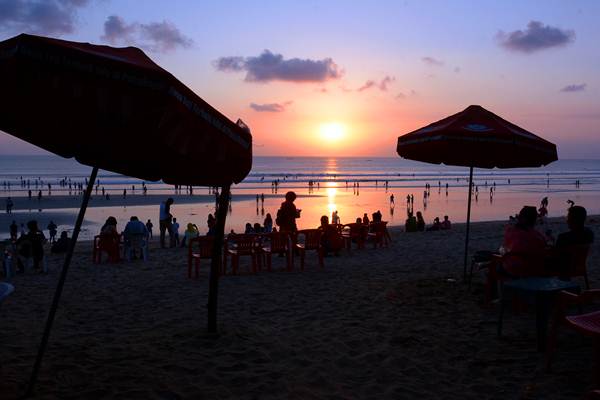 Wisatawan menikmati matahari tenggelam di Pantai Kuta, Bali, Jumat (25/8)./ANTARA-Wira Suryantala