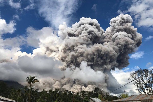  Gunung Sinabung Kembali Meletus Disertai Luncuran Awan Panas Sejauh 4,6 KM