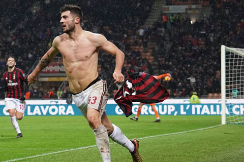  Gebuk Inter Milan dalam Derby, AC Milan Melaju ke Semifinal