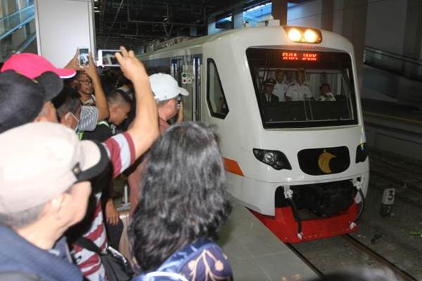  KERETA BANDARA: Penumpang Harus Geret Koper dari Stasiun Sudirman Lama ke Sudirman Baru