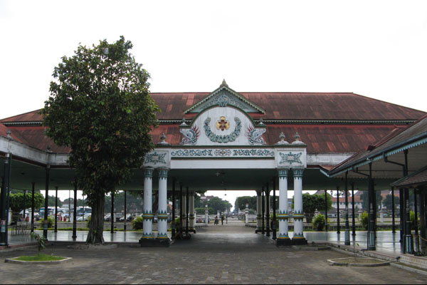  PARKIR MAHAL ALUN-ALUN, \'Kraton Kan Ora Ngurusi Parkir\'