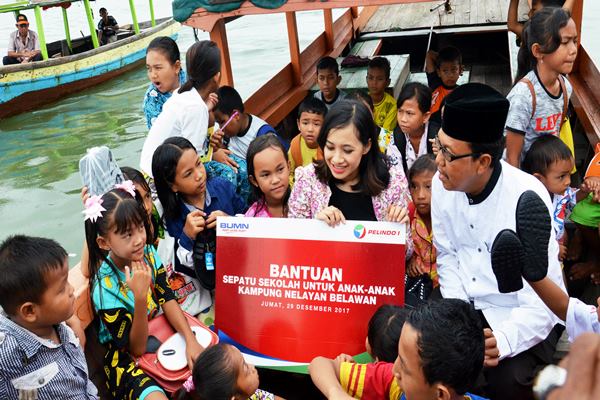  Sambil Lempar Senyum, Fiona Bawa Sepatu Baru Buat Anak Pesisir