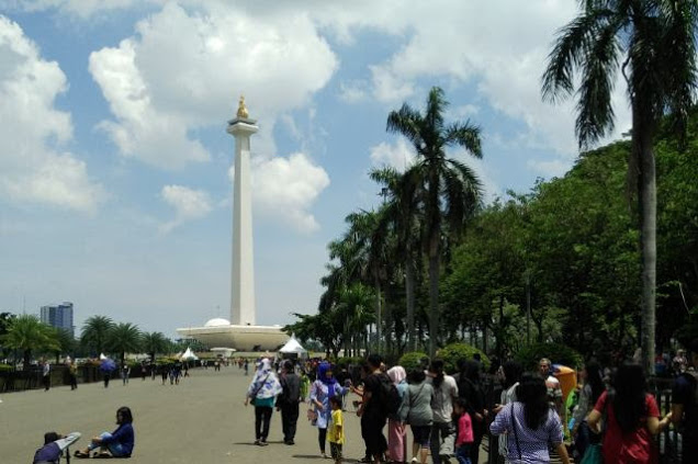  Beristirahat, Pengunjung Monas Terpaksa Menginjak Hamparan Rumput