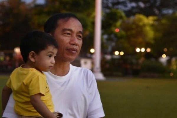 Jokowi sedang menggendong cucunya, Jan Ethes.