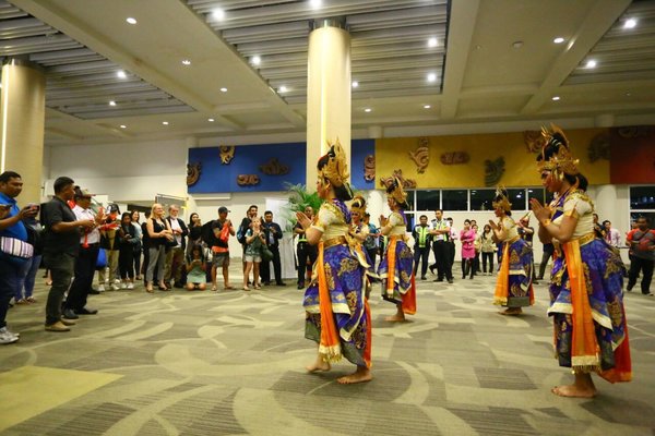 Tarian maskot Angkasa Pura menyambut penumpang pesawat pertama pada 2018 yang mendarat di Ngurah Rai.