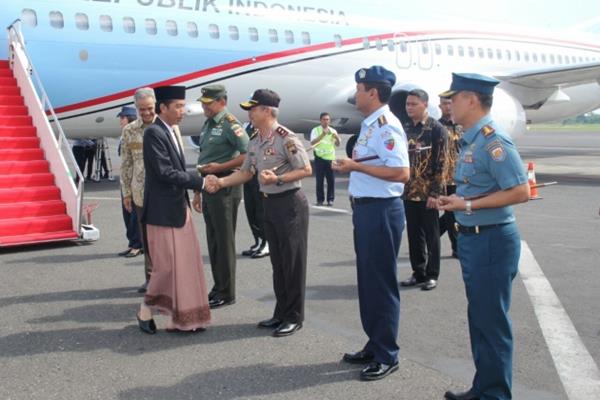 Presiden Joko Widodo (bersarung) dan Gubernur Jateng Ganjar Pranowo (berbaju batik)./Bisnis.com