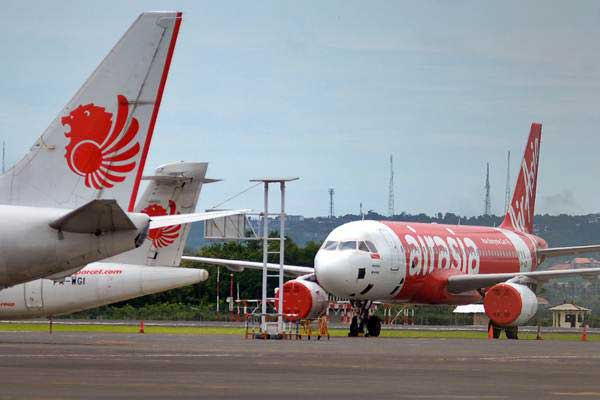 Sejumlah pesawat diparkir di landasan pacu saat penutupan Bandara Internasional Ngurah Rai, di Badung, Bali, Rabu (29/11)./ANTARA-Wira Suryantala