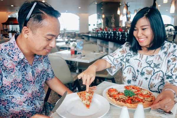  Nikmatnya Pizza Rendang dan Jus Melon Santan di Aston Semarang