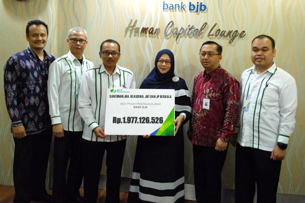  FOTO: BPJS Ketenagakerjaan Serahkan Klaim Kecelakaan Kerja 1,97 Miliar Kepada Karyawan Bank BJB