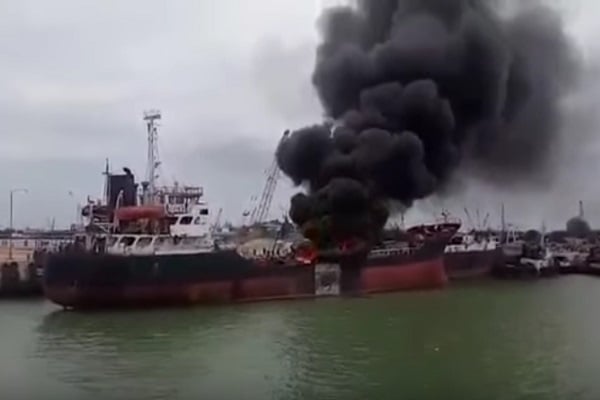  Tanker Minyak Iran Terbakar di Lepas Pantai China