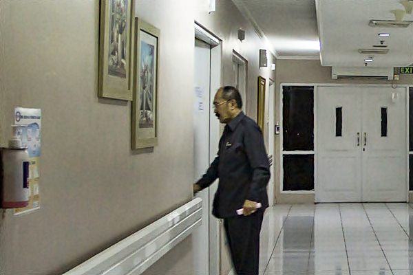 Fredrich Yunadi saat memasuki ruang perawatan Setya Novanto di RS Medika Permata Hijau, Jakarta, Kamis (16/11)./ANTARA-Galih Pradipta