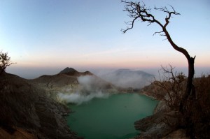  Jalur Wisata ke Kawah Ijen Rawan Longsor