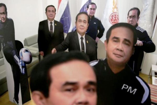  PM Thailand Pajang Patung Karton Dirinya Hindari Cecaran Pertanyaan Wartawan