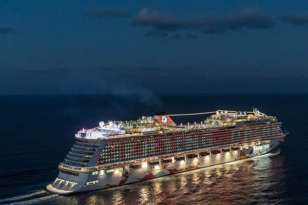  Kapal Pesiar : Genting Cruise Bersandar di Celukan Bawang