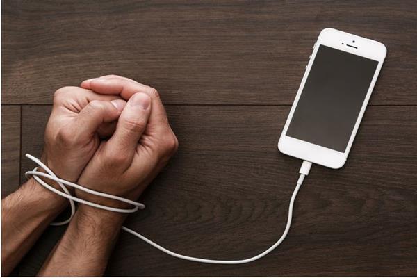  Ini Bukti Ponsel dan Laptop Bisa Bikin Sakit Jiwa